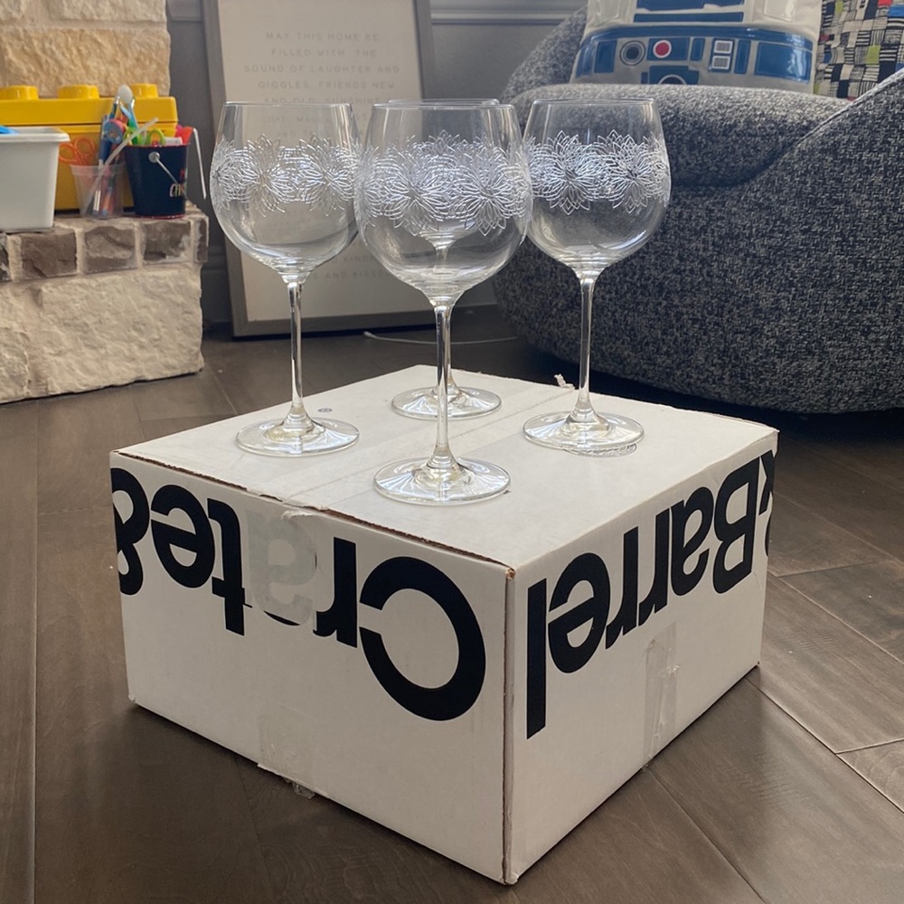 Crate&Barrel 22 oz Oregon Engraved Wine Glasses (set of 4)